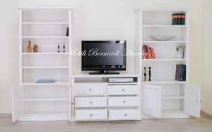 Mobile da soggiorno per Tv con libreria in legno massello stile classico e finitura laccata bianco anticato